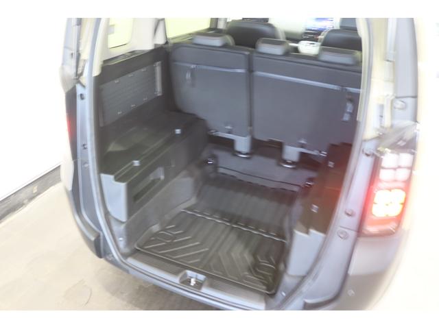 フリード ｅ：ＨＥＶクロスター　新車保証継承付　社外ディスプレイオーディオ　バックカメラ　レーダークルコン　クリアランスソナー　レーンアシスト　衝突被害軽減　ＢＳＭ　ＥＴＣ　社外ドラレコ　シートヒーター　両側電動スライド　１５ＡＷ（29枚目）