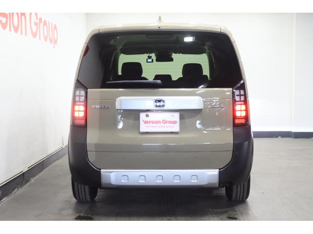 フリード ｅ：ＨＥＶクロスター　新車保証継承付　社外ディスプレイオーディオ　バックカメラ　レーダークルコン　クリアランスソナー　レーンアシスト　衝突被害軽減　ＢＳＭ　ＥＴＣ　社外ドラレコ　シートヒーター　両側電動スライド　１５ＡＷ（33枚目）