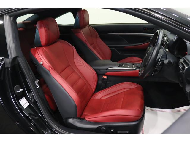 【運転席】レッドを基調としたインテリアに本革シート。パワーシートでお好みの位置に座席を設定可能です。シートヒーター・ベンチレーション・フロアマット付です。