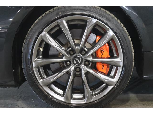 【Ｆスポーツ専用オレンジブレーキキャリパー】スポーティな走りに対応するＬＥＸＵＳロゴ付きのＦＳＰＯＲＴ専用ブレーキキャリパー。