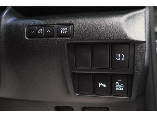 【ブラインドスポットモニター】サイドミラーに映らない、死角にいる障害物をセンサーがとらえ光ってお知らせします。車線変更や右左折時に安心の補助機能です。