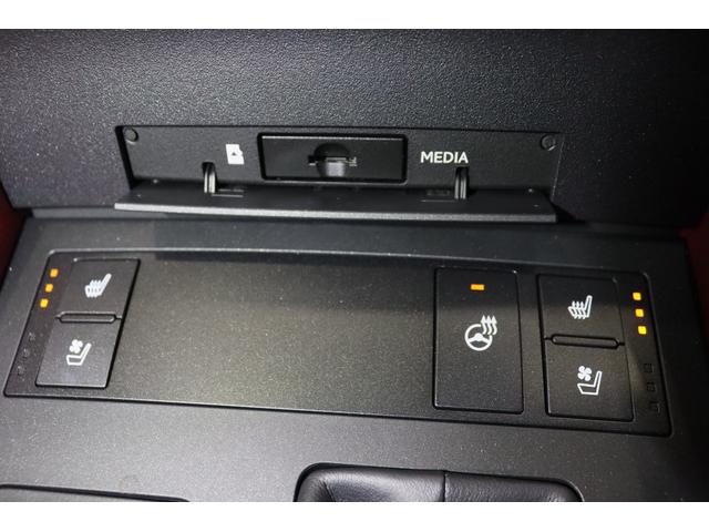 【シートヒーター】寒い冬もシートは暖かく。座った時の冷たさを防ぎ、寒い日にも快適なドライブが楽しめます。【ベンチレーター】座面や背面から風を送り、接点にこもりやすい熱や蒸れを解消し涼しく感じられます。