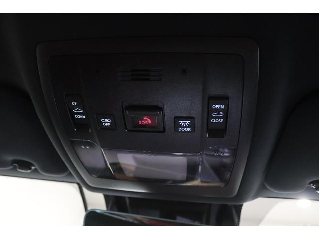 【ルーフ開閉スイッチ】スイッチ一つでルーフの開閉やチルトアップが可能です。【緊急通報ボタン】緊急時にボタンを押すとヘルプデスクが車の停車している位置を割り出し、状況に応じ警察署等へ緊急通報をします。