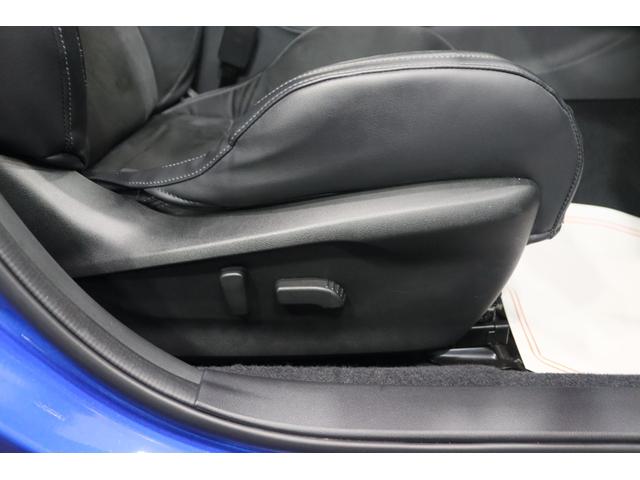 �y�p���[�V�[�g�z�^�]���₷���ʒu�ɍ��Ȃ�ݒ�ł��܂��B�y�����o�[�T�|�[�g�����X�C�b�`�z���z�I�Ȓ����p�����T�|�[�g���Ă���܂��B���ւ̕��S�����炵�A�����Ԃ̃h���C�u�ł����ɂ����Ȃ�܂��B