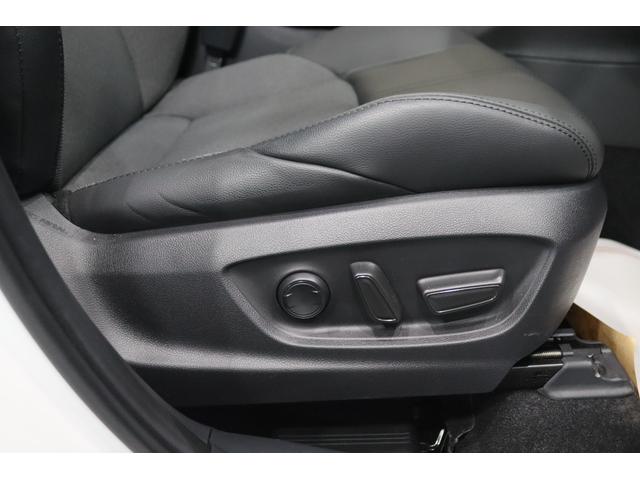 �y�p���[�V�[�g�z�^�]���₷���ʒu�ɍ��Ȃ�ݒ�ł��܂��B�y�����o�[�T�|�[�g�����X�C�b�`�z���z�I�Ȓ����p�����T�|�[�g���Ă���܂��B���ւ̕��S�����炵�A�����Ԃ̃h���C�u�ł����ɂ����Ȃ�܂��B