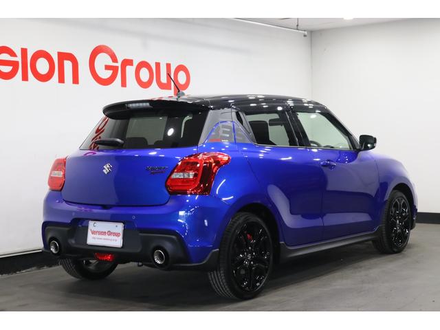 �y���ʎd�l�ԁz��p�f�U�C���̃u���[�L�L�����p�[��G���u�����A�b�s���[�f�J�[�����̗p���A�X�C�t�g�X�|�[�c�̖��͂��������Ă�R�[�f�B�l�[�g�̓��ʎd�l�ԁu�y�b�R�R�r�@�t�@�C�i���G�f�B�V�����v�B