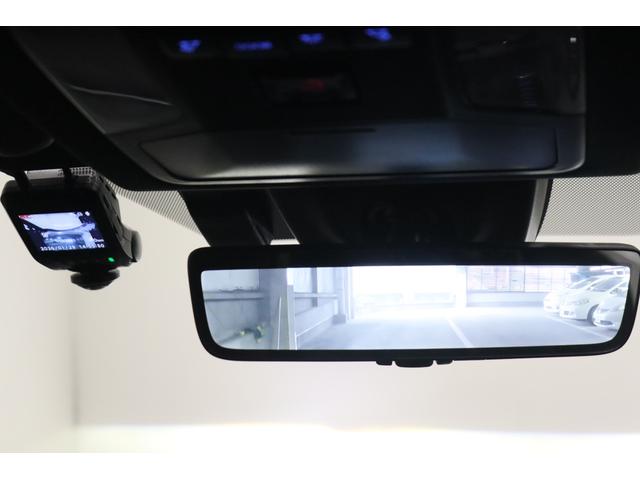 �y�f�W�^���C���i�[�~���[�z�ԗ�����J�����̉f�����f���܂��B�w�b�h���X�g��ו��ȂǂŎ��E���Ղ炸�Ɍ�����m�F���邱�Ƃ��ł��܂��B�ؑփ��o�[�𑀍삵�Ēʏ�̃~���[���[�h�ɕύX���ł��܂��B