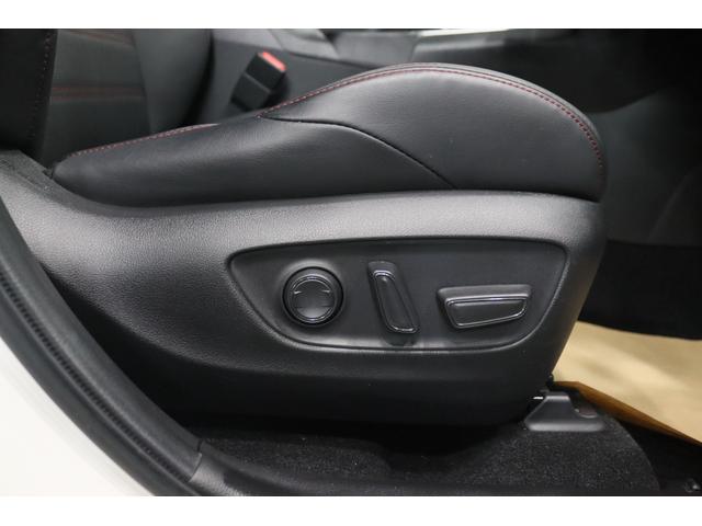 �y�p���[�V�[�g�z�^�]���₷���ʒu�ɍ��Ȃ�ݒ�ł��܂��B�y�����o�[�T�|�[�g�����X�C�b�`�z���z�I�Ȓ����p�����T�|�[�g���Ă���܂��B���ւ̕��S�����炵�A�����Ԃ̃h���C�u�ł����ɂ����Ȃ�܂��B