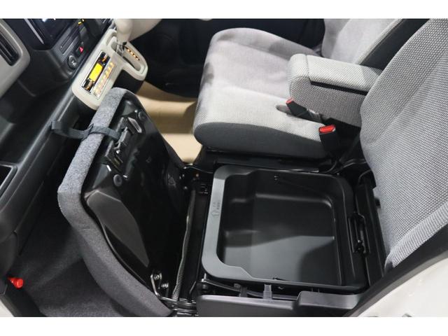 �y���[�F�V�[�g�A���_�[�{�b�N�X�z����ȃN�b�V�����̉��Ɏ����t���̃{�b�N�X������܂��B���̏�������{�b�N�X�͎��O���ĎԊO�Ɏ����o�����Ƃ��\�ł��B