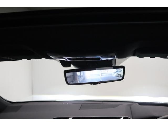 �y�f�W�^���C���i�[�~���[�z�ԗ�����J�����̉f�����f���܂��B�w�b�h���X�g��ו��ȂǂŎ��E���Ղ炸�Ɍ�����m�F���邱�Ƃ��ł��܂��B�ؑփ��o�[�𑀍삵�Ēʏ�̃~���[���[�h�ɕύX���ł��܂��B