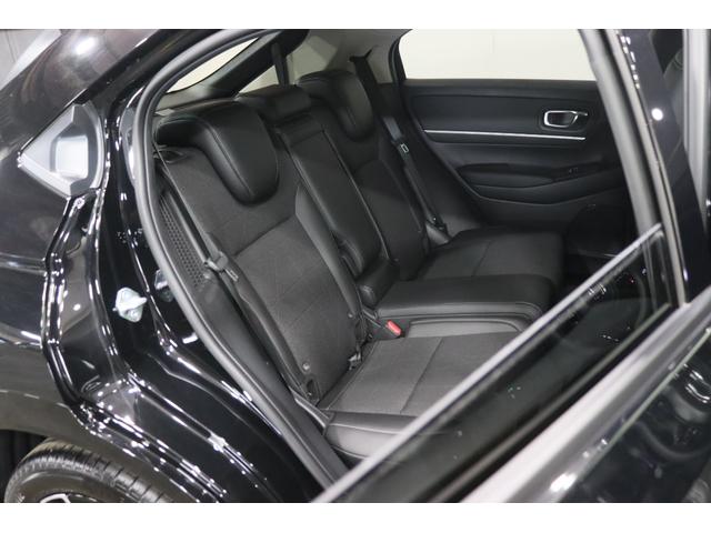 ヴェゼル ｅ：ＨＥＶ　Ｚ　新車保証継承付　ディスプレイオーディオ　バックカメラ　レーダークルーズコントロール　クリアランスソナー　衝突被害軽減　踏み間違い防止　ＢＳＭ　ワイヤレス充電　シートヒーター　パワーバックドア　１８ＡＷ（11枚目）