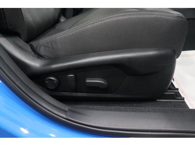 �y�p���[�V�[�g�z�^�]���₷���ʒu�ɍ��Ȃ�ݒ�ł��܂��B�y�����o�[�T�|�[�g�����X�C�b�`�z���z�I�Ȓ����p�����T�|�[�g���Ă���܂��B���ւ̕��S�����炵�A�����Ԃ̃h���C�u�ł����ɂ����Ȃ�܂��B