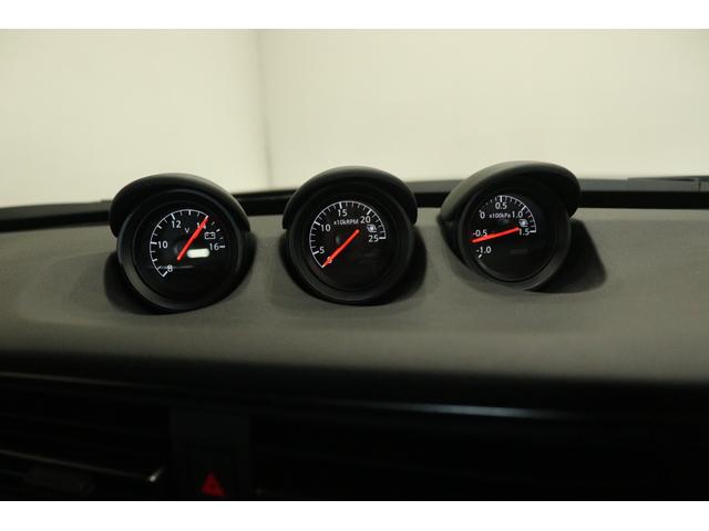 �y�R�A�T�u���[�^�[�z�y�Ƃ����΂��̂R�A�T�u���[�^�[�B�C���p�l�̃Z���^�[�ɕ��сA�^�]�Ȃ���̎��F�����m�ہB������f�W�^�����v�E�d���v�E�����v�B