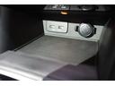 【充電用USBソケット】エアコン操作パネル下には専用ケーブルを使用すれば、車内でのスマートフォンの充電が可能です。