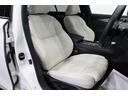 【運転席】ブラックを基調としたインテリアにホワイトの本革シート。パワーシートでお好みの位置に座席を設定可能です。シートヒーター・純正フロアマット付です。