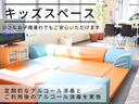 【キッズスペース】お子様連れでも安心してご来店いただけますようキッズスペースをご用意。お手洗いにはオムツ交換ベッド・お子様と一緒に入れるキッズチェアー付きの個室を完備しています。