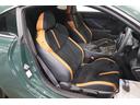 【運転席】ブラック／ブラウンを基調としたインテリアにハーフレザーシート（合皮／ファブリック※メーカー基準）。シートリフターで座面の高さを調整可能です。シートヒーター付です。