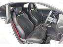 【運転席】ブラックを基調としたインテリアにブラックのスポーツシート。シートリフターで座面の高さを調整可能です。シートヒーター・フロアマット付です。