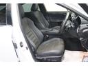 【運転席】ブラック基調のインテリアに本革シート。パワーシートでお好みの位置に座席を設定可能です。シートヒーター・ベンチレーション・フロアマット付です。