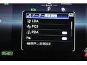 【LDA:レーンディパーチャーアラート】白線・黄線が整備された高速道路・自動車専用道路を走行中、車線からの逸脱の可能性を運転者に警告するとともに、逸脱を回避するためのハンドル操作の一部を支援します。