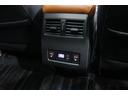 【後席用エアコン・シートヒーター】センターコンソール後方には後席用のエアコン操作パネルがあります。温度調節も後席ででき、快適なドライブが楽しめます。