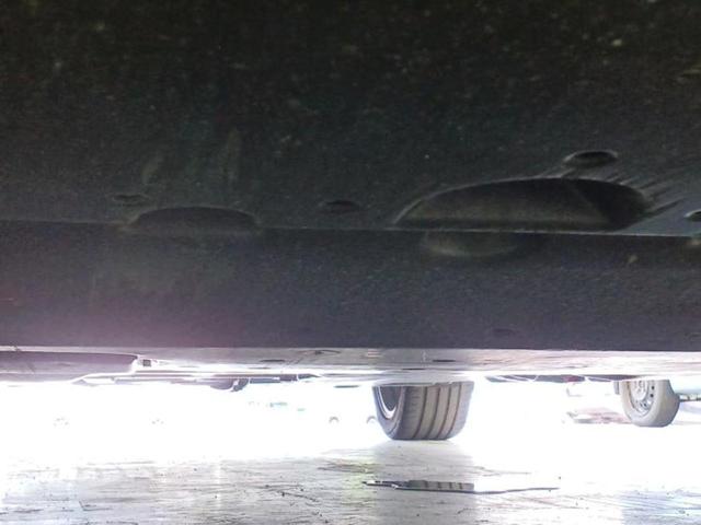 プリウス Ｓツーリングセレクション　新品タイヤ／保証書／純正　９インチ　ＳＤナビ／デジタルインナーミラー／衝突安全装置／シートヒーター　前席／パノラミックビューモニター／車線逸脱防止支援システム／シート　合皮／ヘッドランプ　ＬＥＤ（43枚目）