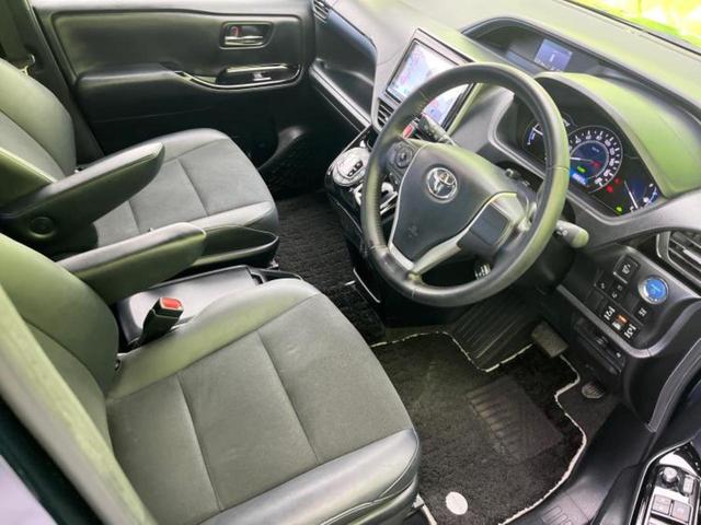 ノア ハイブリッドＳｉダブルバイビー　保証書／純正　９インチ　ＳＤナビ／フリップダウンモニター／衝突安全装置／両側電動スライドドア／シートヒーター　前席／車線逸脱防止支援システム／シート　ハーフレザー／ヘッドランプ　ＬＥＤ　バックカメラ（4枚目）