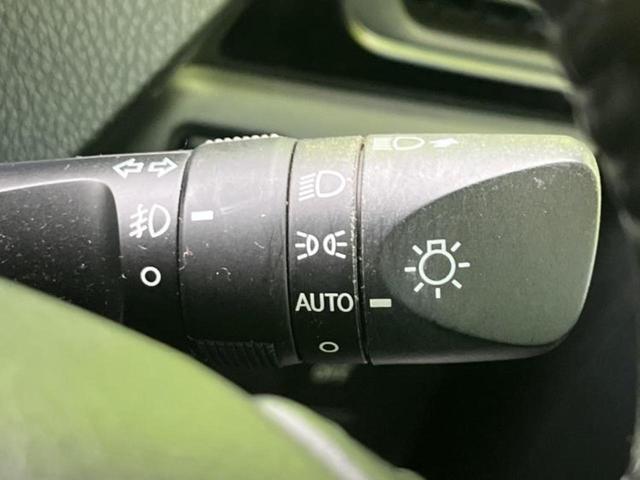 ノア ハイブリッドＳｉダブルバイビー　保証書／純正　９インチ　ＳＤナビ／フリップダウンモニター／衝突安全装置／両側電動スライドドア／シートヒーター　前席／車線逸脱防止支援システム／シート　ハーフレザー／ヘッドランプ　ＬＥＤ　バックカメラ（15枚目）