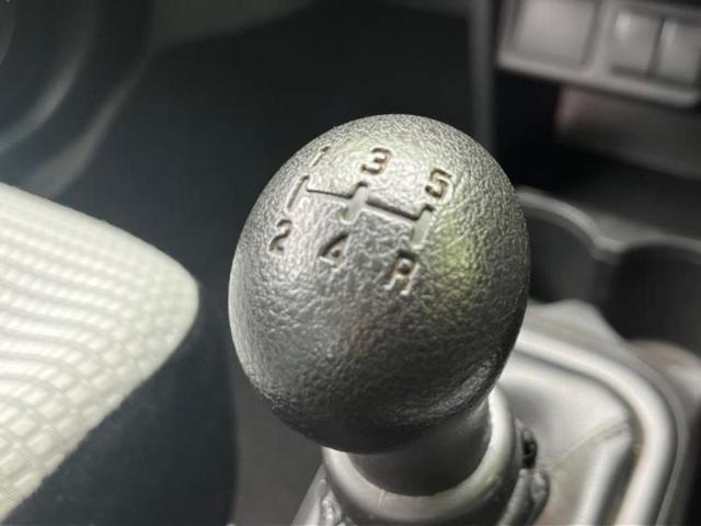 アルト F 新品タイヤ/保証書/EBD付ABS/横滑り防止装置/禁煙車/エアバッグ 運転席/エアバッグ 助手席/パワーウインドウ/キーレスエントリー/パワーステアリング/マニュアルエアコン(13枚目)