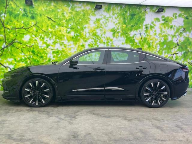 クラウンクロスオーバー ４ＷＤ　ＲＳアドバンスド　新品タイヤ／サンルーフ／モデリスタエアロ／保証書／ディスプレイオーディオ／デジタルインナーミラー／トヨタセーフティセンス／シートヒーター　前席／全方位モニター／車線逸脱防止支援システム　革シート（2枚目）