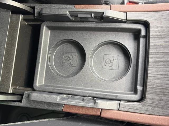 ハリアーハイブリッド Ｚレザーパッケージ　新品タイヤ／保証書／純正　ＳＤナビ／デジタルインナーミラー／衝突安全装置／シートヒーター／パノラミックビューモニター／車線逸脱防止支援システム／シート　フルレザー／電動バックドア　革シート　電動シート（37枚目）