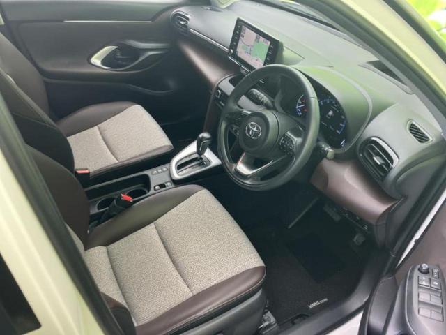 ヤリスクロス ハイブリッドＺ　新品タイヤ／保証書／ディスプレイオーディオ＋ナビ８インチ／衝突安全装置／シートヒーター　前席／パノラミックビューモニター／車線逸脱防止支援システム／シート　ハーフレザー　衝突被害軽減システム　ＥＴＣ（4枚目）