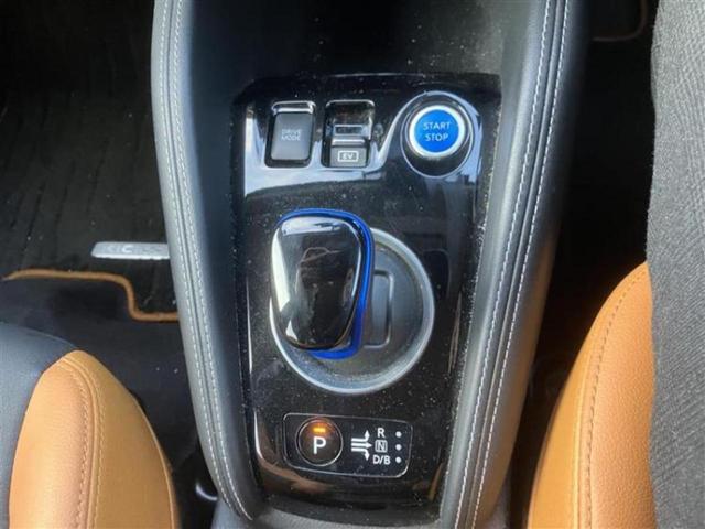 キックス Ｘツートーンインテリアエディション　保証書／純正　９インチ　ＳＤナビ／インテリジェントルームミラー／衝突安全装置／シートヒーター／アラウンドビューモニター／車線逸脱防止支援システム／シート　合皮／プロパイロット／ドライブレコーダー　前後（15枚目）