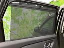 後席のプライバシーを守るサンシェード。日差しを遮り、車内を快適に保ちます。リラックスした空間を提供します。