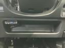 運転席足元にある収納スペースです。スマートフォンや小物を入れておけば、すぐに取り出せて便利。ドライブ中の整理に役立ちます。