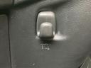 アシストグリップは、乗り降りの際に便利なサポートを提供します。安全な車内での移動をサポートする機能です。