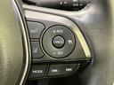 ステアリングスイッチで、オーディオやハンズフリー通話などを操作できます。運転中に気を散らさず、安全に操作が可能です。