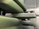 ゆったりと腕を置けるアームレストは、長距離運転の疲れを軽減。小物などを収納できるスペースもあり、車内空間を有効活用できます。