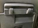 後部座席のヘッドレストには、便利なフックが内蔵。荷物を吊り下げて、室内空間を有効活用できます。