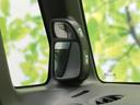運転席のドアミラー調整スイッチは、運転姿勢のまま簡単に操作できます。視認性の高いデザインで、安全な運転をサポートします。快適なドライブに貢献します。