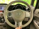 ステアリングホイール周りは、操作に必要なスイッチ類が配置され、運転に集中できます。手に馴染みやすい形状で、快適なドライビングをサポートします。