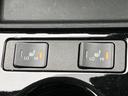運転席と助手席に備わるシートヒーターは、寒い日でも快適なドライブをサポートします。温かさの調整も可能です。