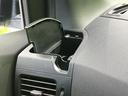 小物やスマートフォンを収納できる便利なスペース。運転中のちょっとしたものを、すぐに取り出せるスマートな設計が魅力です。