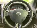 シンプルながらも機能的なステアリングホイール。握りやすく、操作しやすいデザインで、運転をより快適で安全なものにしてくれるでしょう。
