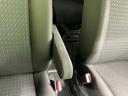 ちょっとした小物を収納できるアームレスト。運転中の快適性を高め、移動をより快適な空間へと演出します。