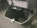 ちょっとした荷物や小物を収納できる便利なスペースが確保されています。これがあれば、車内をすっきり整理整頓できます。