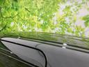 広々とした空間を確保する、フラットなルーフライン。開放感溢れる車内空間を実現し、快適なドライブをサポートします。