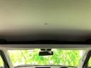 天井まわりが広く、前方にはルームミラーも備わっています。運転席から前方を確認する際に視線を向けやすく、頭上まわりもすっきりとした印象です。
