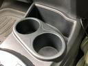 便利なカップホルダーが備わっています。ドライブの相棒となるドリンクを安定して保持し、快適なドライブをサポートします。