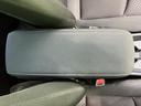 腕を置けるアームレストが備わり、移動中もくつろぎやすい室内空間を演出します。座席まわりに自然になじむ形状で、同乗者にも落ち着いて過ごしていただけます。